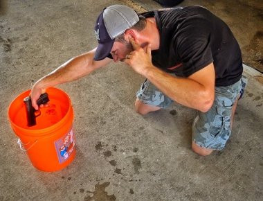 Βίντεο: Τι συμβαίνει αν πυροβολήσεις με όπλο βυθισμένο σε... βενζίνη;